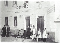 Hostinec u Kašparů v r. 1935. Od roku 1919 do roku 1926 zde byla pošta a do roku 1945 řeznictví.